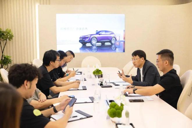 九游體育胡成太：阿維塔昆侖增程體驗接近純電、毫無里程焦慮